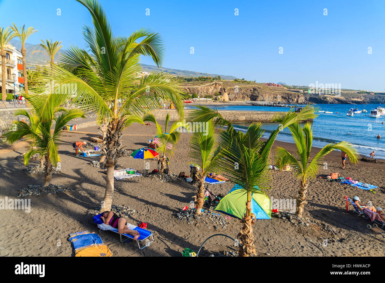 Plage de SAN JUAN, l'ÎLE DE TENERIFE - NOV 15, 2015 : les gens se détendre sur une plage magnifique avec des palmiers à San Juan, ville côtière de l'île de Ténérife, Espagne. Banque D'Images