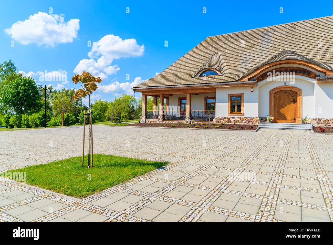 VILLAGE TOKARNIA, Pologne - 12 MAI 2016 : Place avec restaurant traditionnel des capacités en musée en plein air Tokarnia village près de la ville de Kielce, Pologne. Banque D'Images