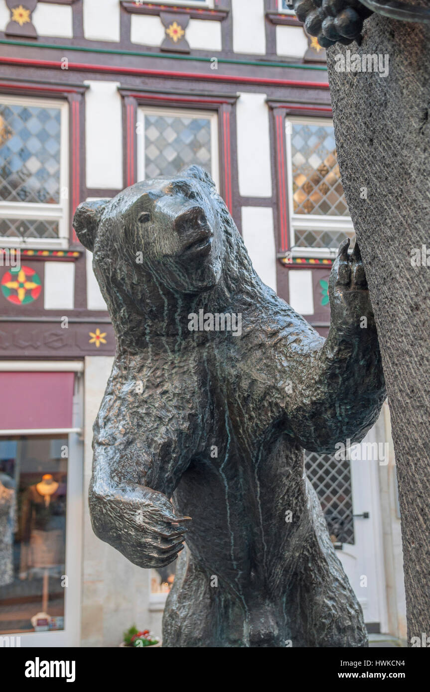 Ainsi l'eau avec la sculpture de l'ours, vieille-ville, Bernkastel-Kues, Bernkastel-Wittlich, Bernkastel, Wittlich, Rhénanie-Palatinat, Allemagne Banque D'Images