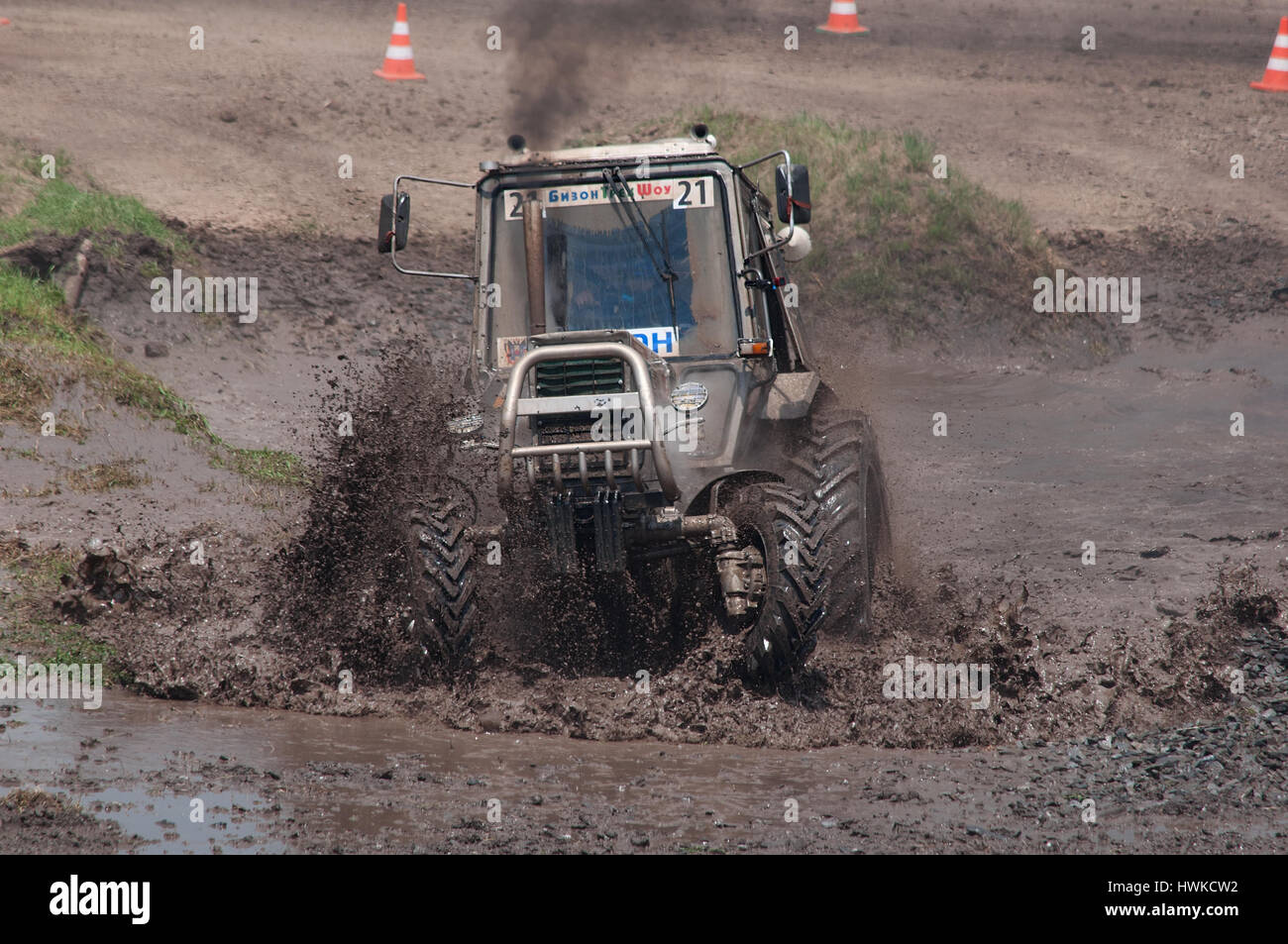 Course de tracteurs dans la boue, Rostov-sur-Don, en Russie, le 5 juillet 2016, spectacle Beezotrek Banque D'Images