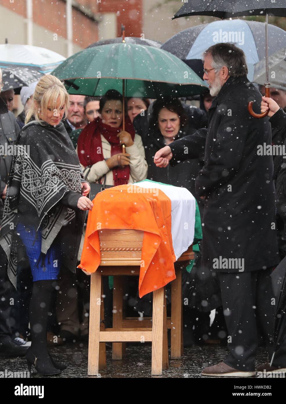 Gerry Adams et Michelle O'Neill à côté il cercueil de l'Irlande du Nord l'ancien vice-premier ministre et ex-commandant de l'IRA Martin McGuinness, à Londonderry, après qu'il est mort à l'âge de 66 ans. Banque D'Images