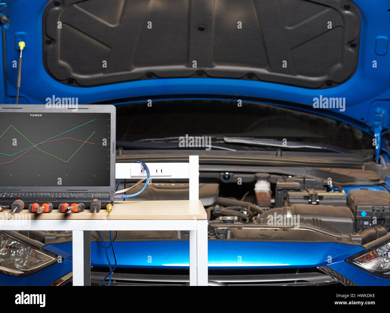 Voiture electric service professionnel. Tableau des outils de diagnostic automobile Banque D'Images Voiture electric service professionnel. Tableau des outils de diagnostic automobile Banque D'Images