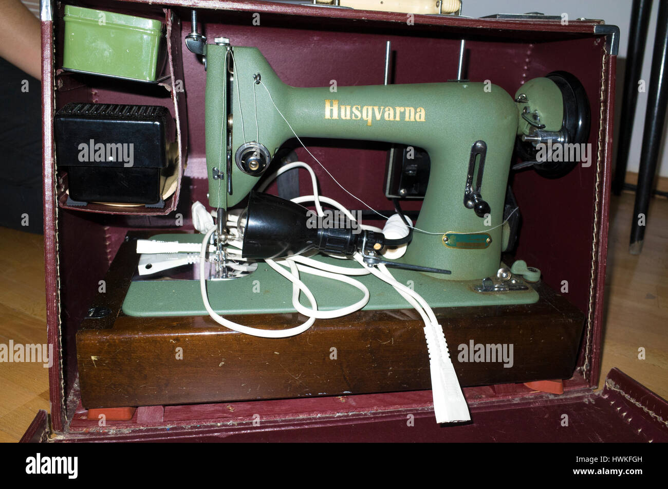 Vieux, mais la machine à coudre Husqvarna de travail à la maison. Zawady  Europe centrale Pologne Photo Stock - Alamy