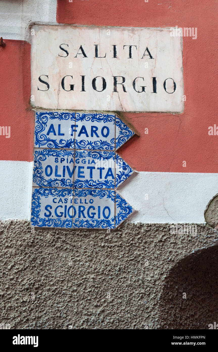 Les panneaux de céramique au phare, Olivetta Beach et château de Saint George, à certaines des principales attractions de Portofino, célèbre village de pêche italien Banque D'Images