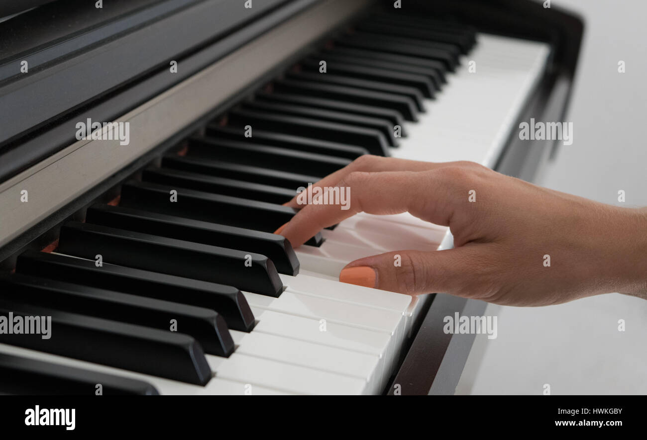 Femme jouant du piano, une partie de la main, d'apprendre à jouer Photo  Stock - Alamy