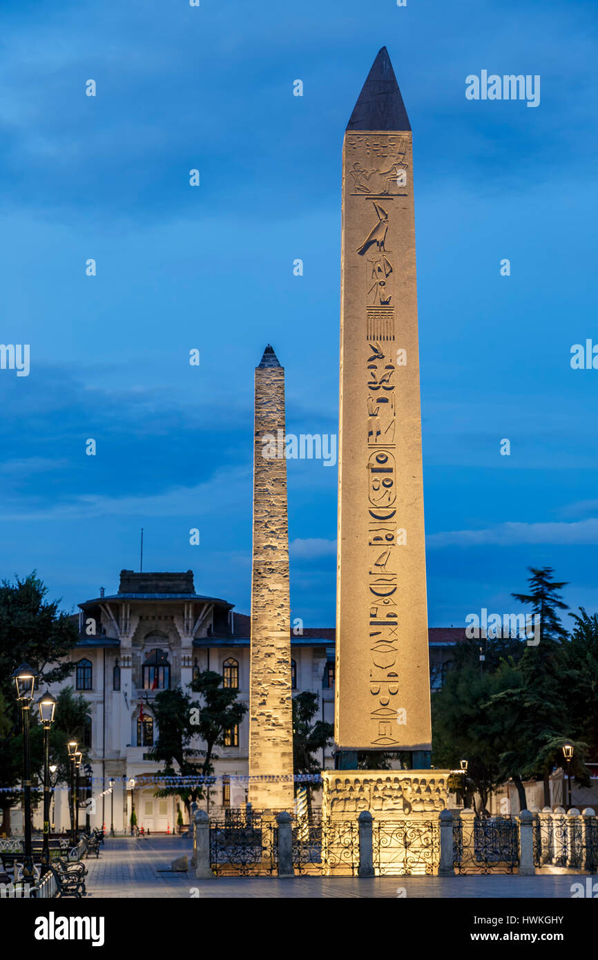 Obélisque de Théodose (avant) et la colonne de Constantin Porphyrogénète, hippodrome, Istanbul, Turquie Banque D'Images