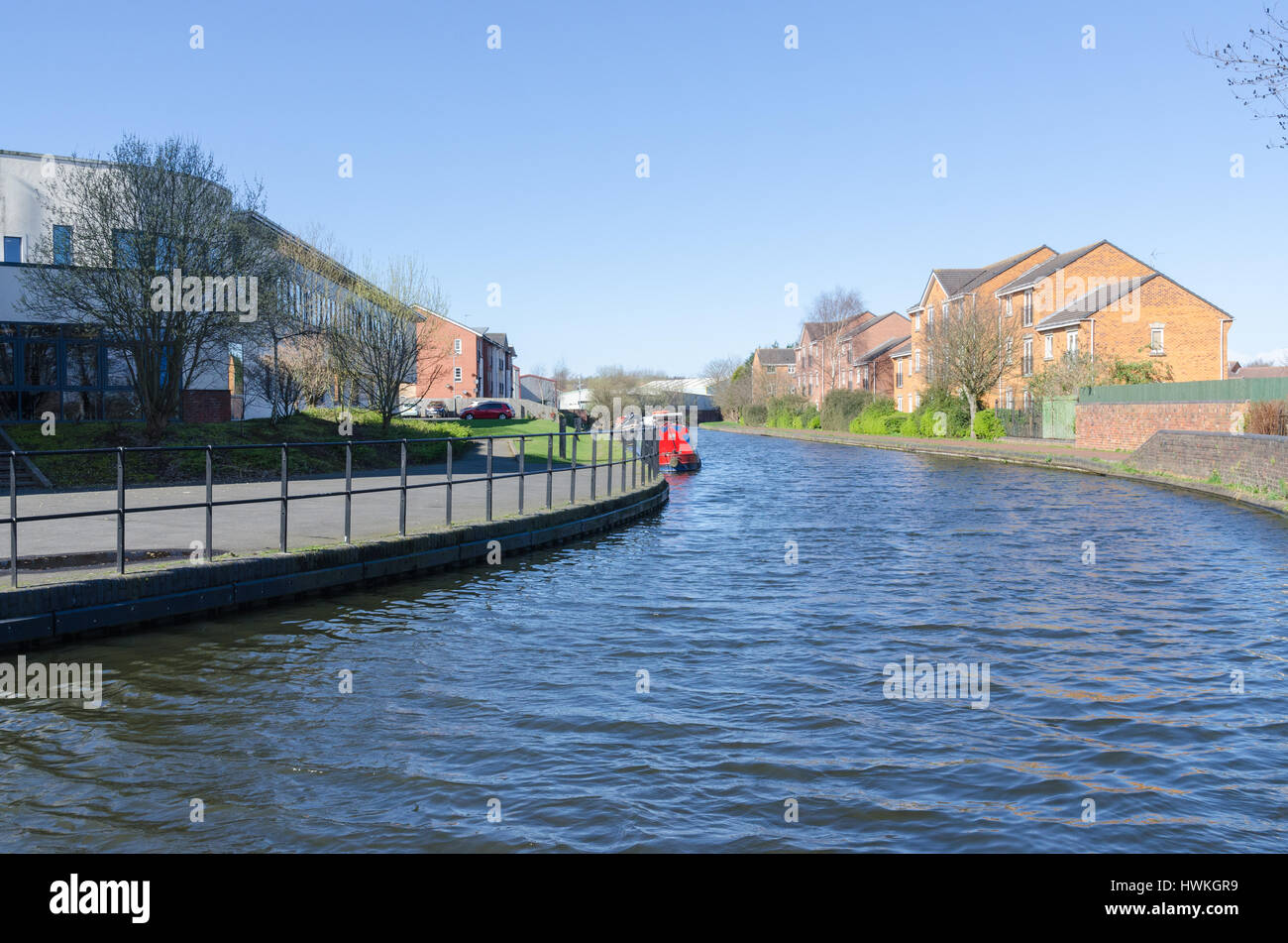Vivant au bord de l'eau sur le Canal de Birmingham par Tipton près de Dudley dans le Black Country Banque D'Images