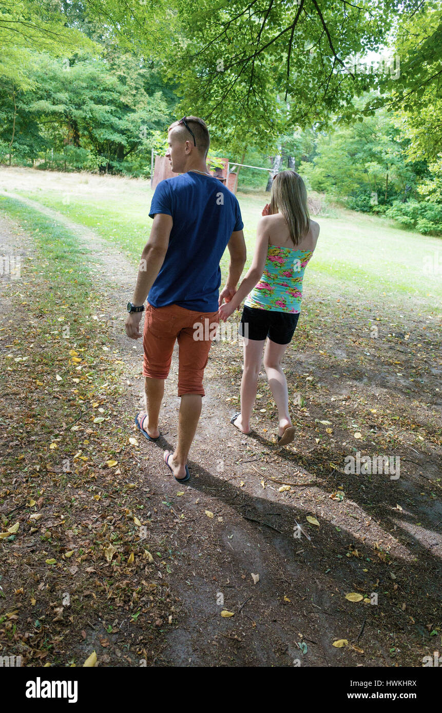 Young teen couple marche sur chemin de pays se tenant la main. Les adolescents polonais de 19 et 18 dans l'amour. Zawady Europe centrale Pologne Banque D'Images