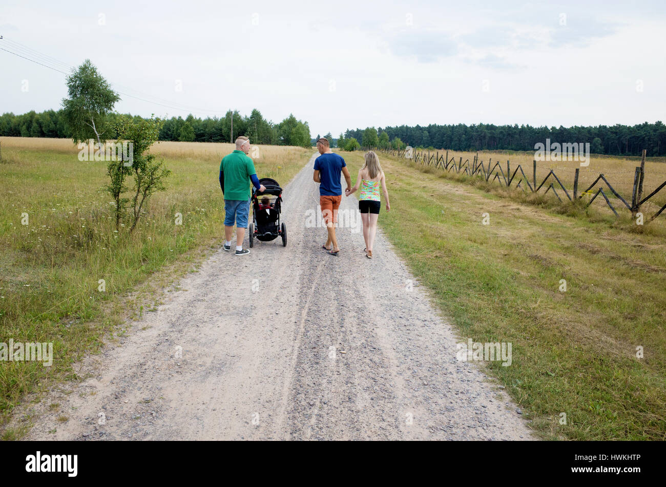 Couple polonais 19 et 18 randonnée pédestre avec le voisin qui est un père de 41 ans poussant poussette avec bébé de 7 mois. Zawady Europe centrale Pologne Banque D'Images