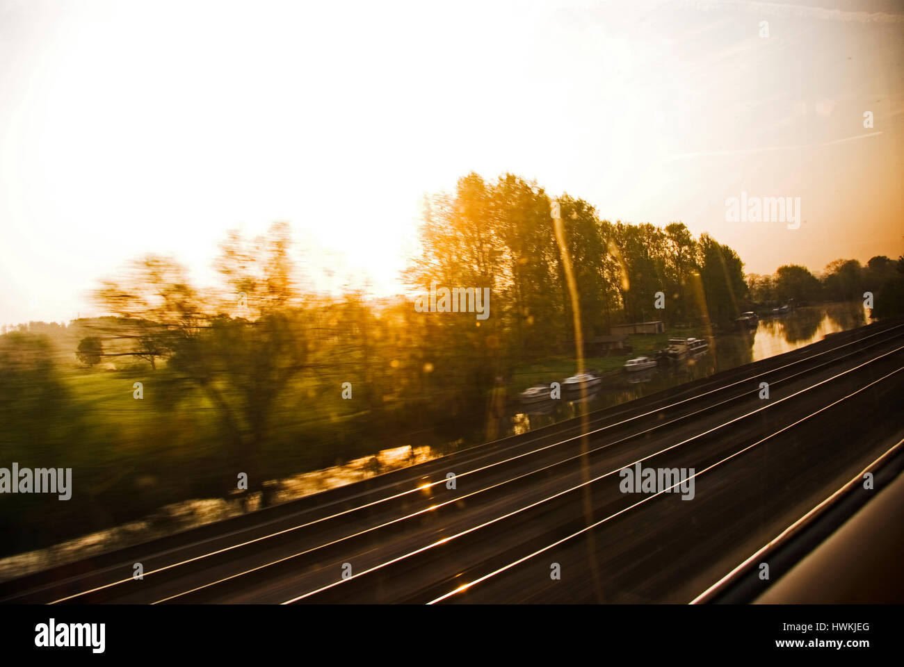 Équitation un train dans le lever du soleil de l'espace rural England UK Banque D'Images