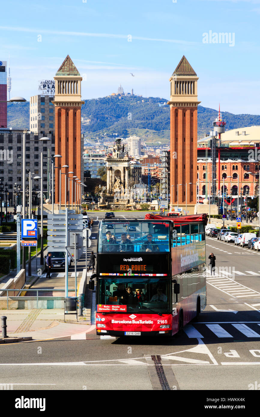 Ouvrez surmontée bus touristique avec les Tours Vénitiennes, Torres Venecianes, Barcelone, Catalogne, Espagne Banque D'Images