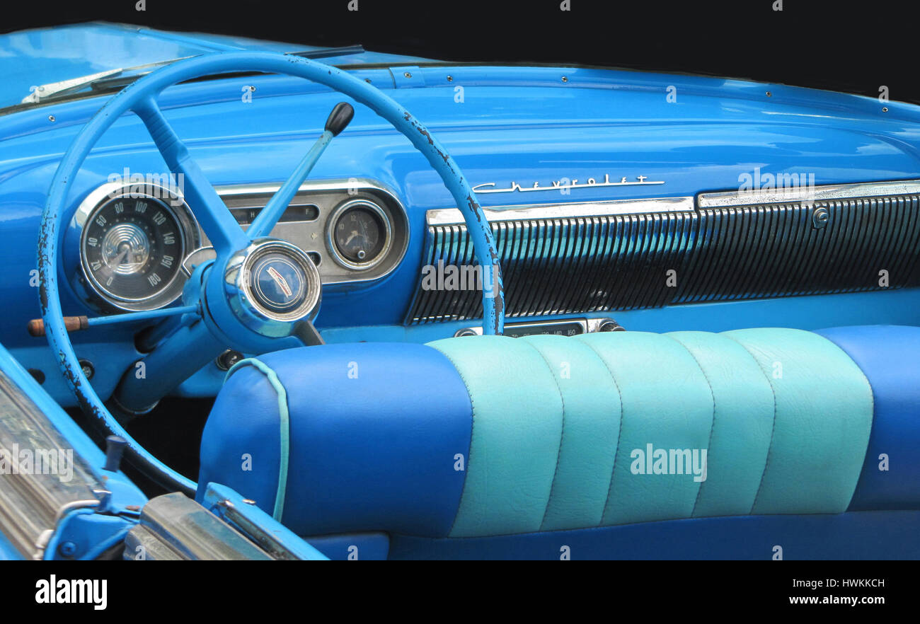 Planche de bord intérieur de voitures classiques. American Vintage car. La partie avant de Chevrolet. La Havane, Cuba. Full Frame. Blues. Abstract. Banque D'Images