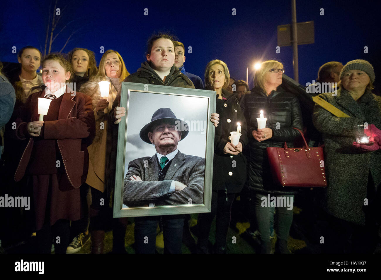 Roise Morgan détient une image de Martin McGuinness au cours d'une veillée à l'ancien site de l'Andersontown Poste de Police à Belfast, en Irlande du Nord après l'ancien vice-premier ministre et ex-commandant de l'IRA Martin McGuinness est décédé à l'âge de 66 ans. Banque D'Images