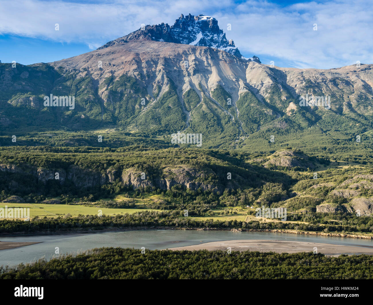Vue sur la vallée de la rivière Rio Ibanez au mont Cerro Castillo, vu de la route Carretera Austral, près de village Villa Cerro Castillo, région de l'Aysen, Pata Banque D'Images