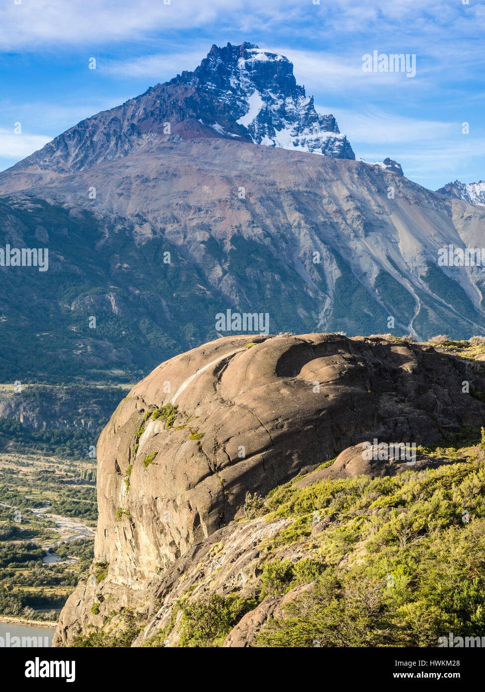 Vue sur la vallée de la rivière Rio Ibanez au mont Cerro Castillo, seul gros rock, vu de la route Carretera Austral, près de village Villa Cerro Castillo, Banque D'Images