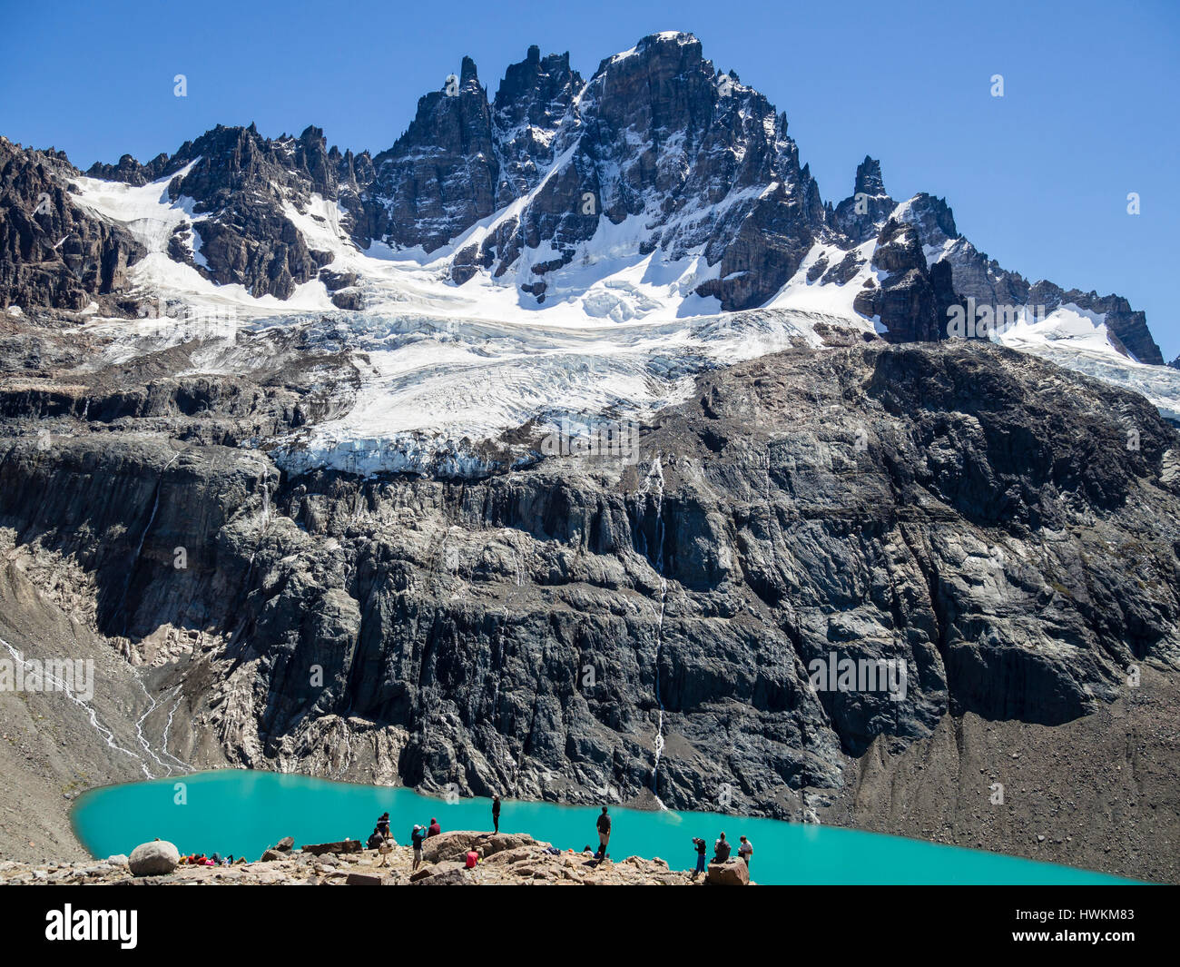 Les randonneurs au lagoon ci-dessous, vue sur la montagne Cerro Castillo et le pic du glacier vers Cerro Castillo, la réserve naturelle du Cerro Castillo, Reserva Nacional Cerr Banque D'Images