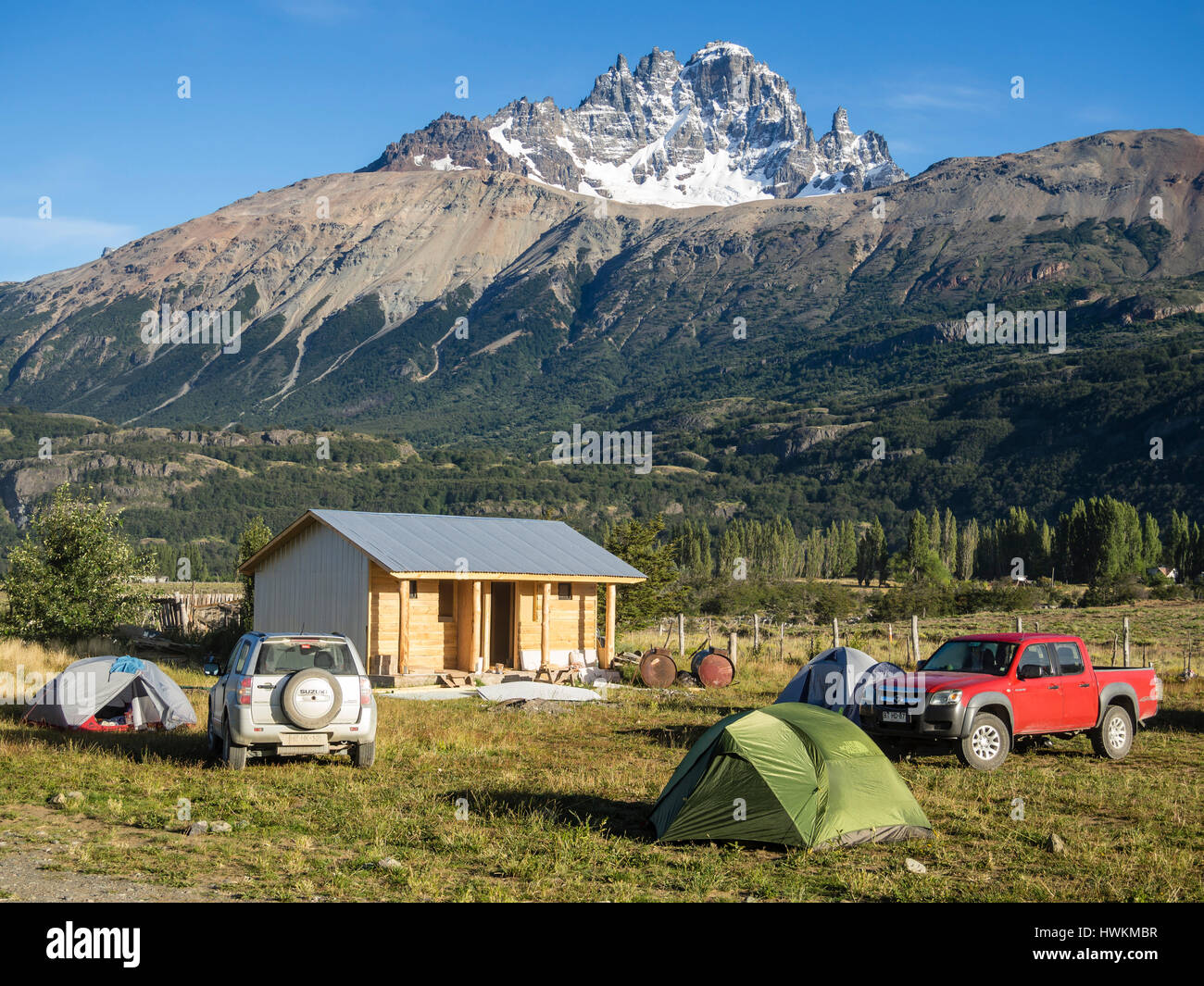 Tentes de camping dans village Villa Cerro Castillo , mountain Cerro Castillo dans la région d'Aysen, backg, Patagonie, Chili. Banque D'Images