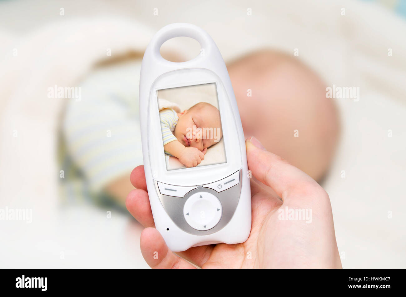 Hand holding baby monitor vidéo pour la sécurité du bébé Banque D'Images