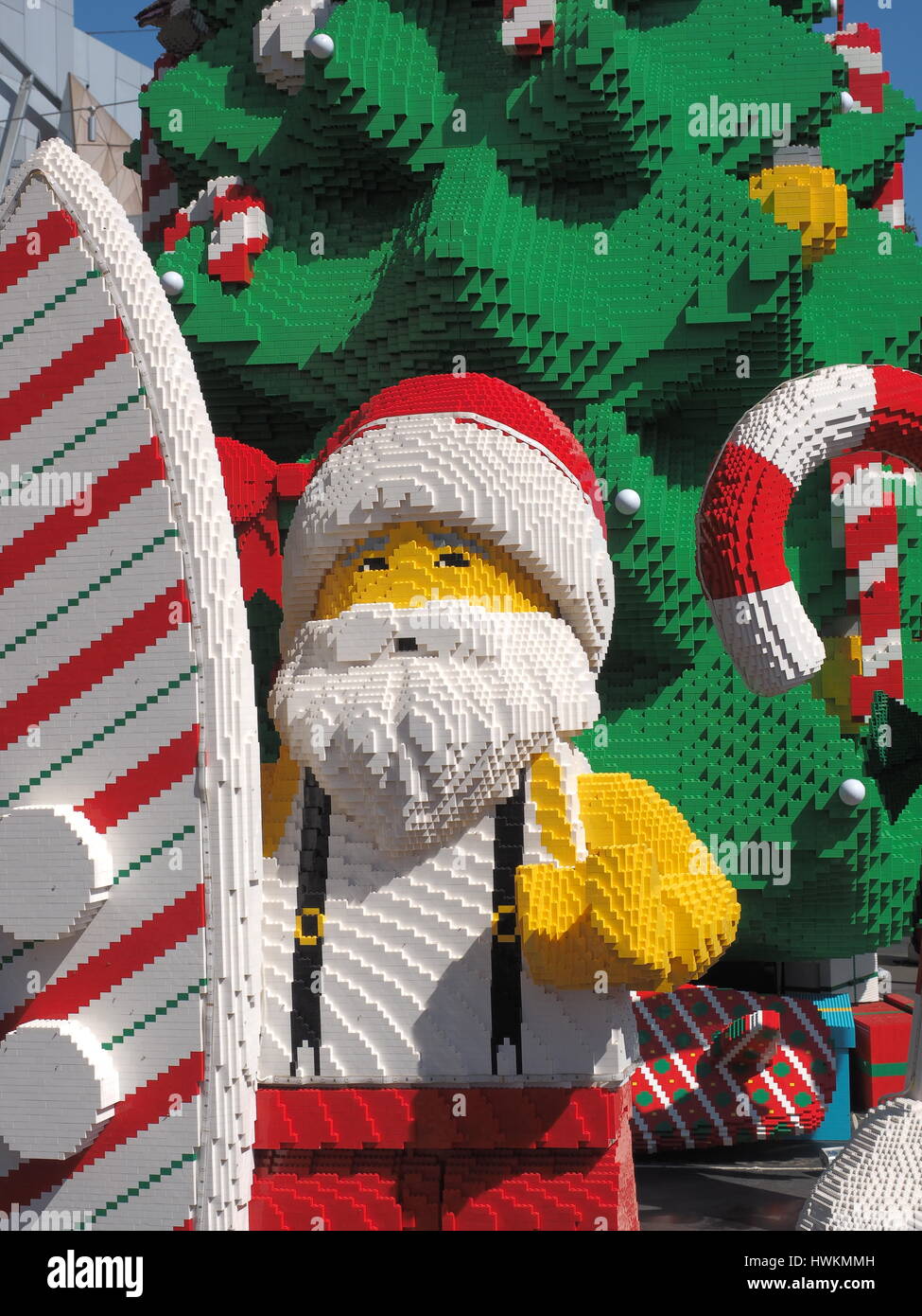 Melbourne, Australie, 2015, décembre 22 : le géant Lego Santa devant un  arbre de Noël et une planche de surf Photo Stock - Alamy