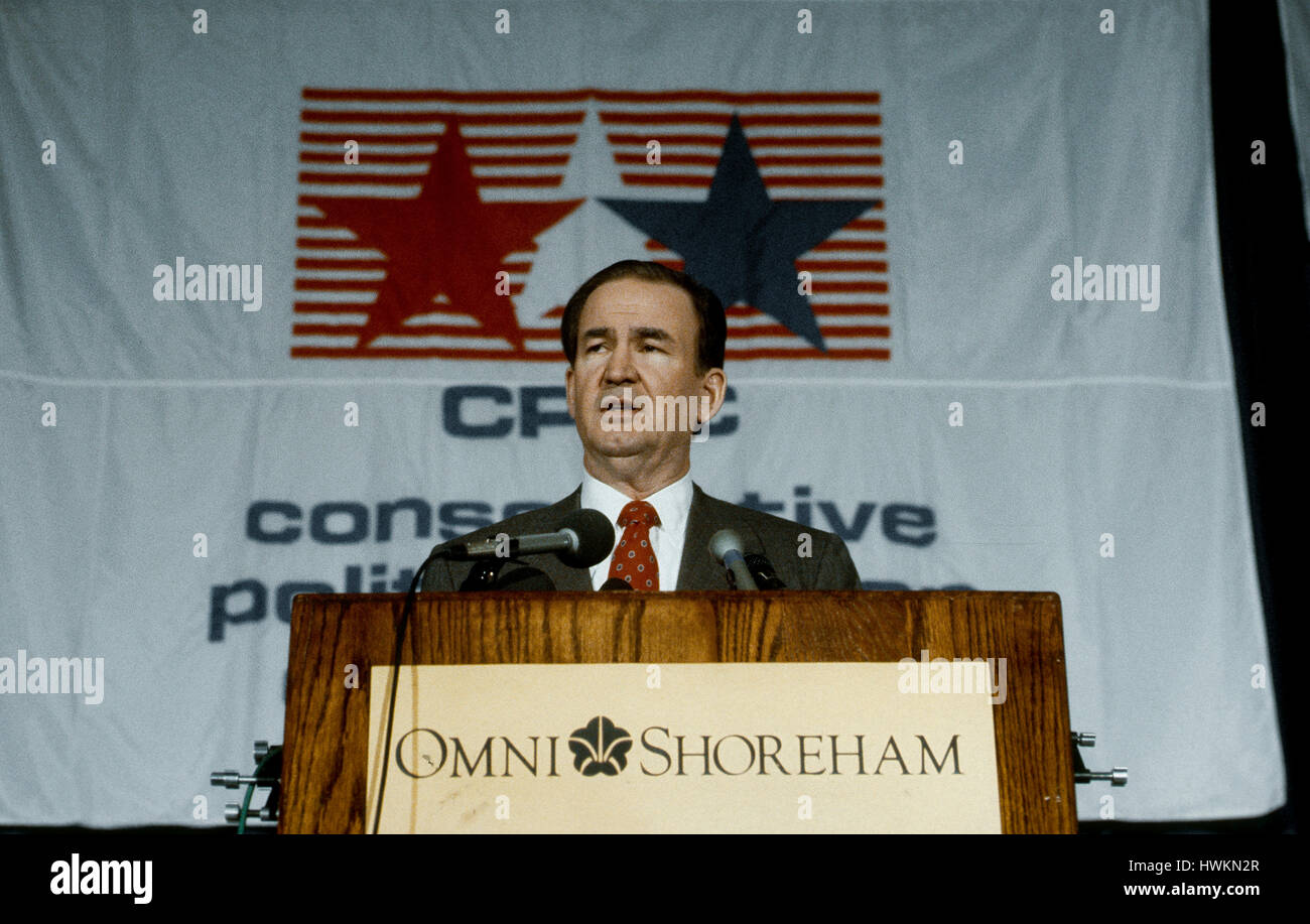 Pat Buchanan candidat présidentiel traite de la Conférence nationale de l'action politique conservateur dans la salle de bal principale de l'hôtel Omni Shoreham Hotel à Washington DC., 19 février 1992. Photo par Mark Reinstein Banque D'Images