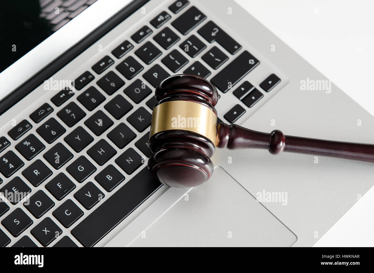 Wooden gavel sur clavier d'ordinateur portable. vente aux enchères, en ligne, droit, technologie, concept de justice Banque D'Images
