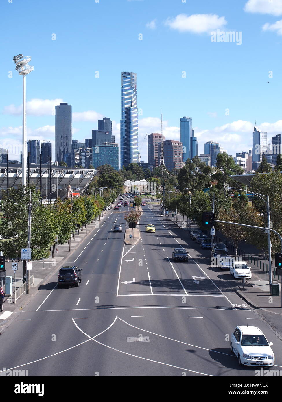 Melbourne, Australie - 17 Avril 2016 : le long de la Swan Street à l'ouest avec Eureka Tower, Centre des arts et de Southbank Banque D'Images