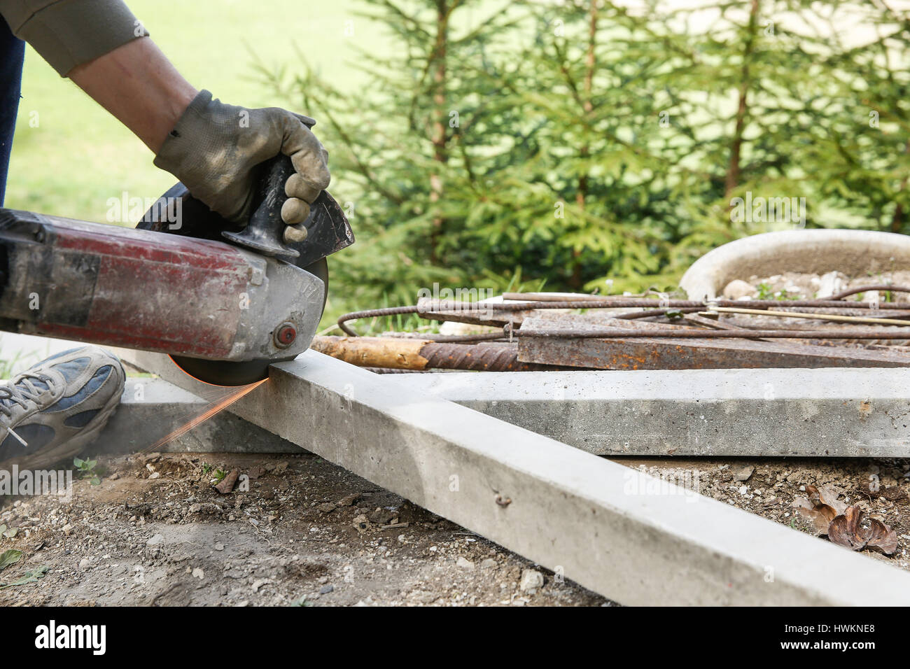 Travailleur de la construction en béton armé de la coupe d'un pilier pour l'installation avec professionnel. Entreprise de construction, do-it-yourself, sale et Banque D'Images