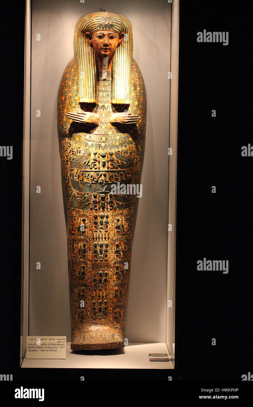 Couvercle de cercueil affichée à l'Amon Padi le Musée de la momification à Louxor Banque D'Images