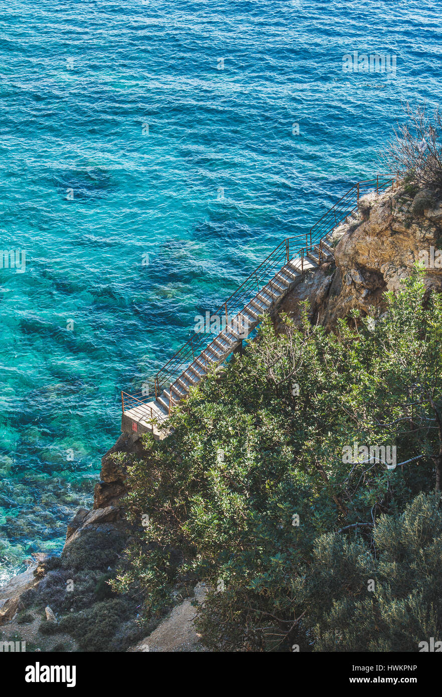 Escaliers sur rock menant à lagune et mer turquoise waters à côte  méditerranéenne de la Turquie du sud près de la plage en ville Gazipasa  Koru Photo Stock - Alamy