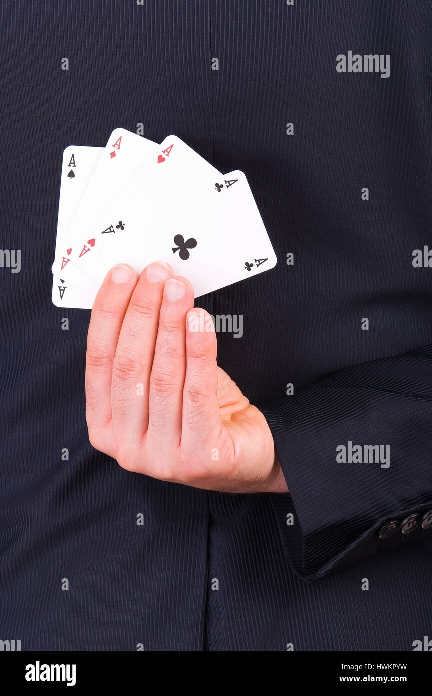 Businessman holding cartes à jouer derrière son dos. Banque D'Images