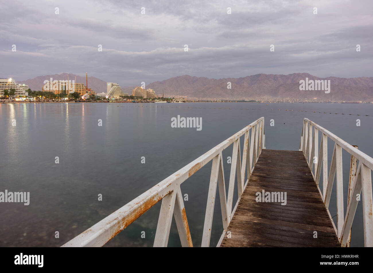 Eilat et le golfe d'Aqaba à sunstet temps, Israël. Banque D'Images