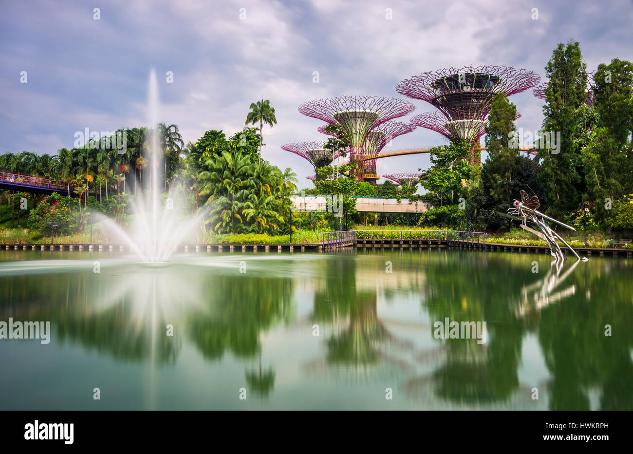 Lac de libellules, avec fontaine et Supertree Grove dans les jardins, près de la baie, à Singapour. Banque D'Images