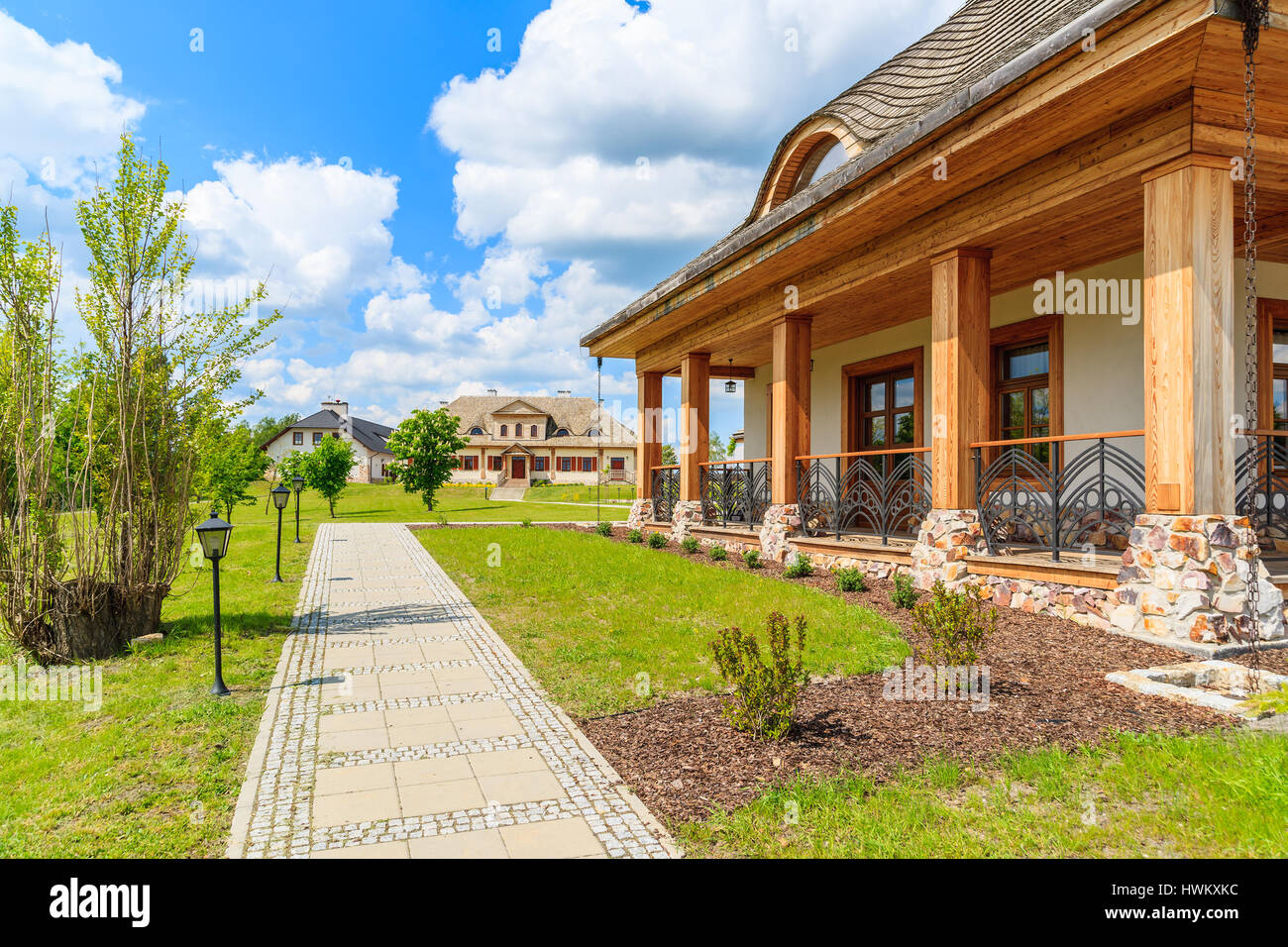 Le long chemin beau restaurant traditionnel de village Tokarnia, Pologne Banque D'Images