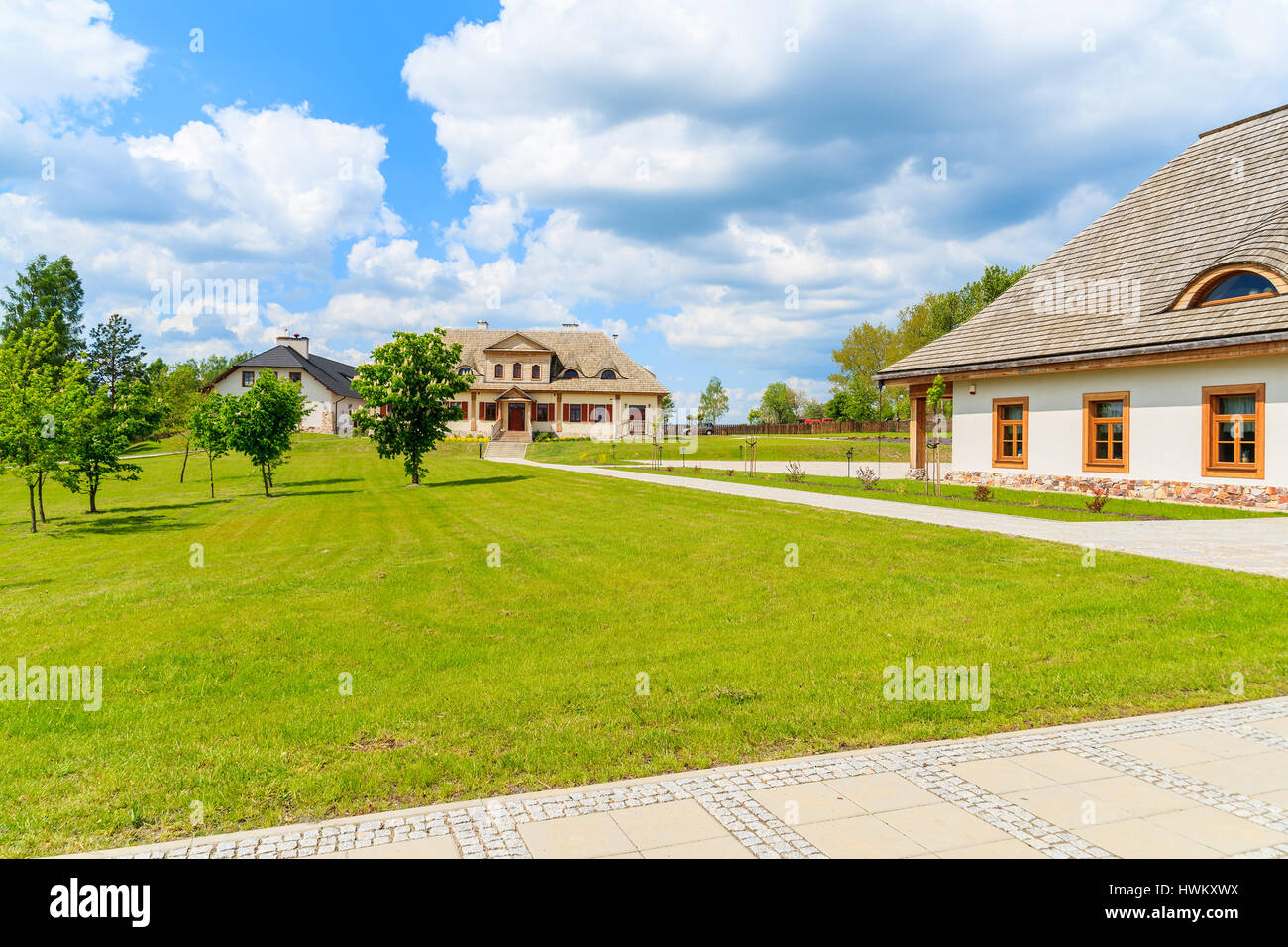 Green Park et de belles maisons traditionnelles en village Tokarnia, Pologne Banque D'Images
