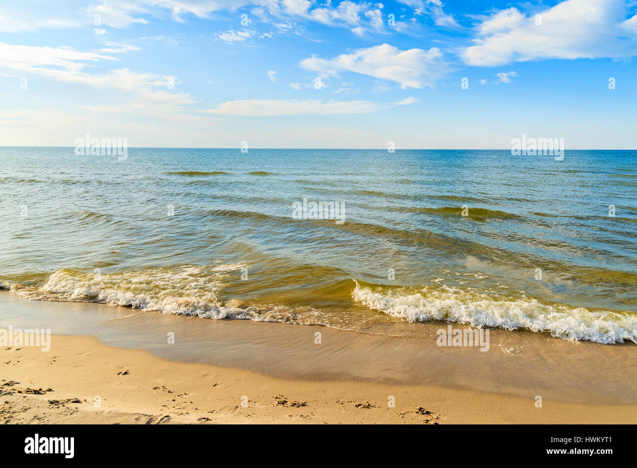 Voir de belles vagues de la mer et de la plage dans village Debki, mer Baltique, Pologne Banque D'Images