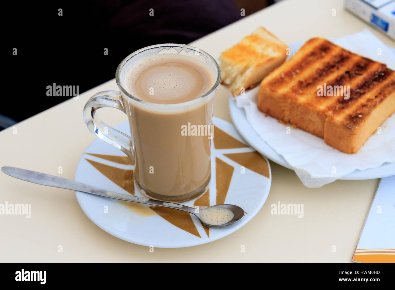 Café Latte avec toast sur une assiette, le petit déjeuner, des en-cas légers, frais matin, cafés, snack-touristiques, menus Banque D'Images