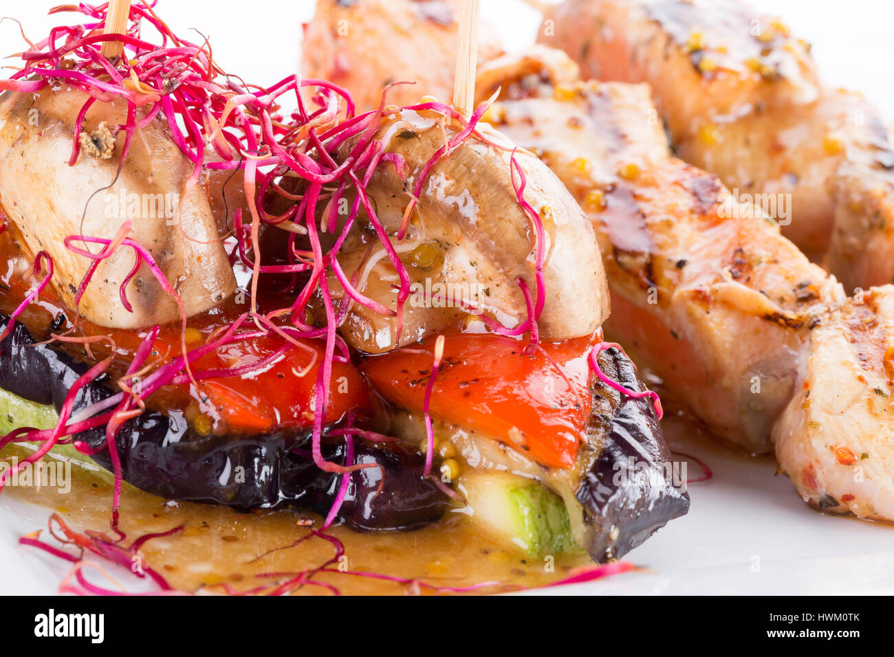 La viande de poulet grillées sur stick sur une assiette. Banque D'Images