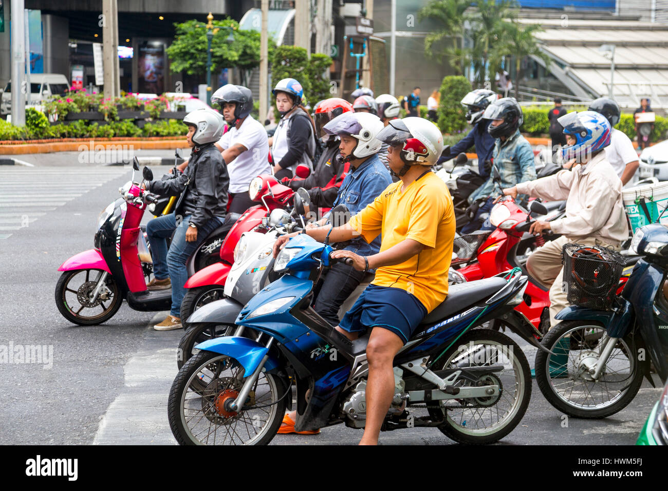 Les Motocyclistes en attente aux feux de circulation dans le centre de Bangkok, Thaïlande Banque D'Images