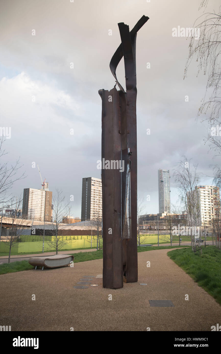 Londres, Royaume-Uni. Mar 21, 2017. Le CTEU artwork "depuis le 11 septembre 2001' au Queen Elizabeth Olympic Park. L'oeuvre est oeuvre d'art fabriqués à partir de l'acier du World Trade Center, a fait don à Londres par l'Autorité portuaire de New York et du New Jersey. L'acier était remis des ravages de Ground Zero à la suite des attaques terroristes sur New York le 11 septembre 2001. Credit : Alberto Pezzali/Pacific Press/Alamy Live News Banque D'Images