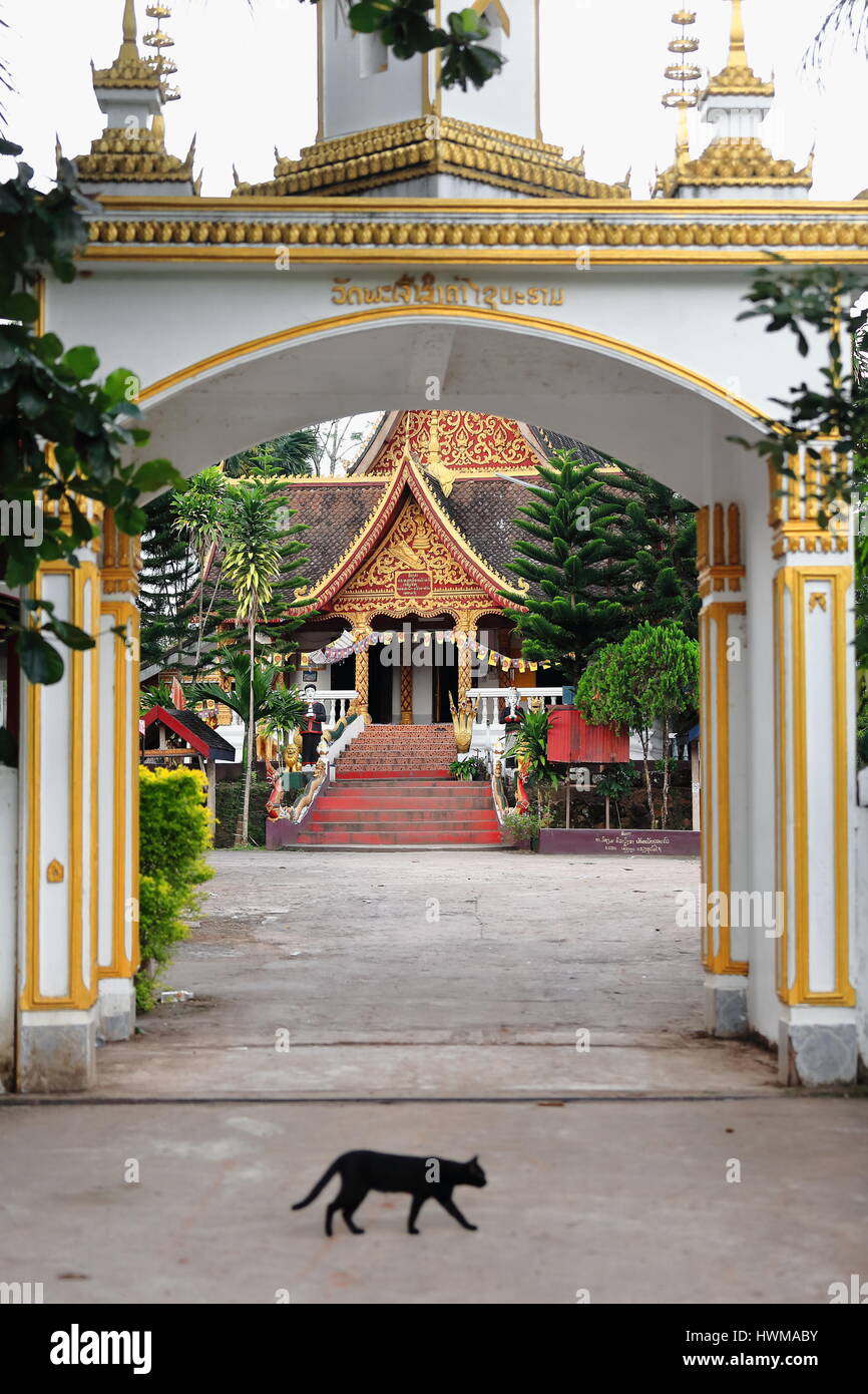 Entrée principale du temple Wat Pha Vientiane, à côté de la rivière Nam Phak-bâtiment moderne abrite une statue de Bouddha de 400 ans que l'on croit être de puissants à mak Banque D'Images