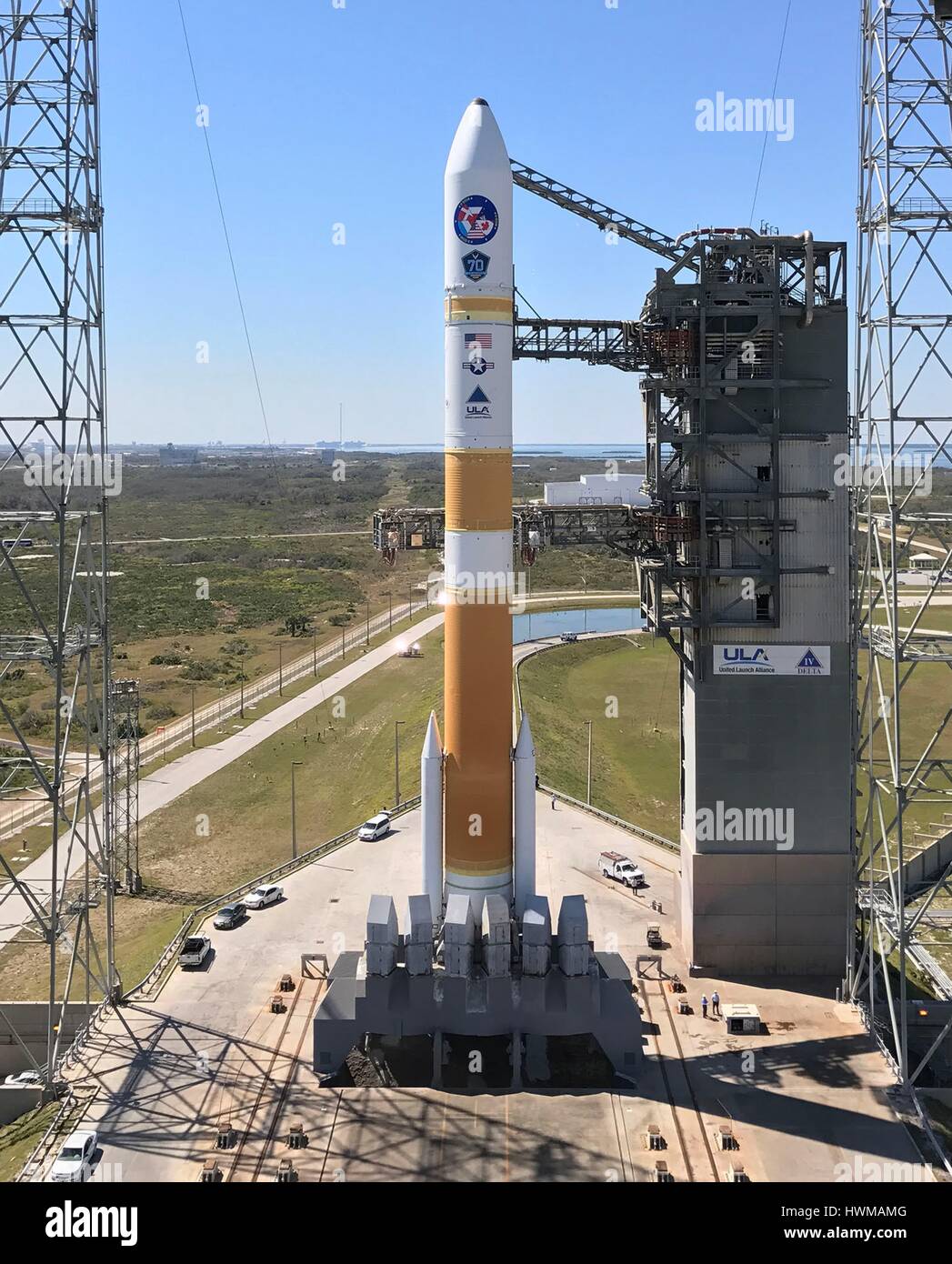L'Alliance Lancement fusée Delta IV portant le neuvième satellite de communication à large bande par satellite mondial est prêt pour un lancement à Cap Canaveral Air Force Station, 18 mars 2017 à Cap Canaveral, en Floride. Cette mission est le 35ème lancement de la Delta IV depuis son premier lancement en 2002. Banque D'Images