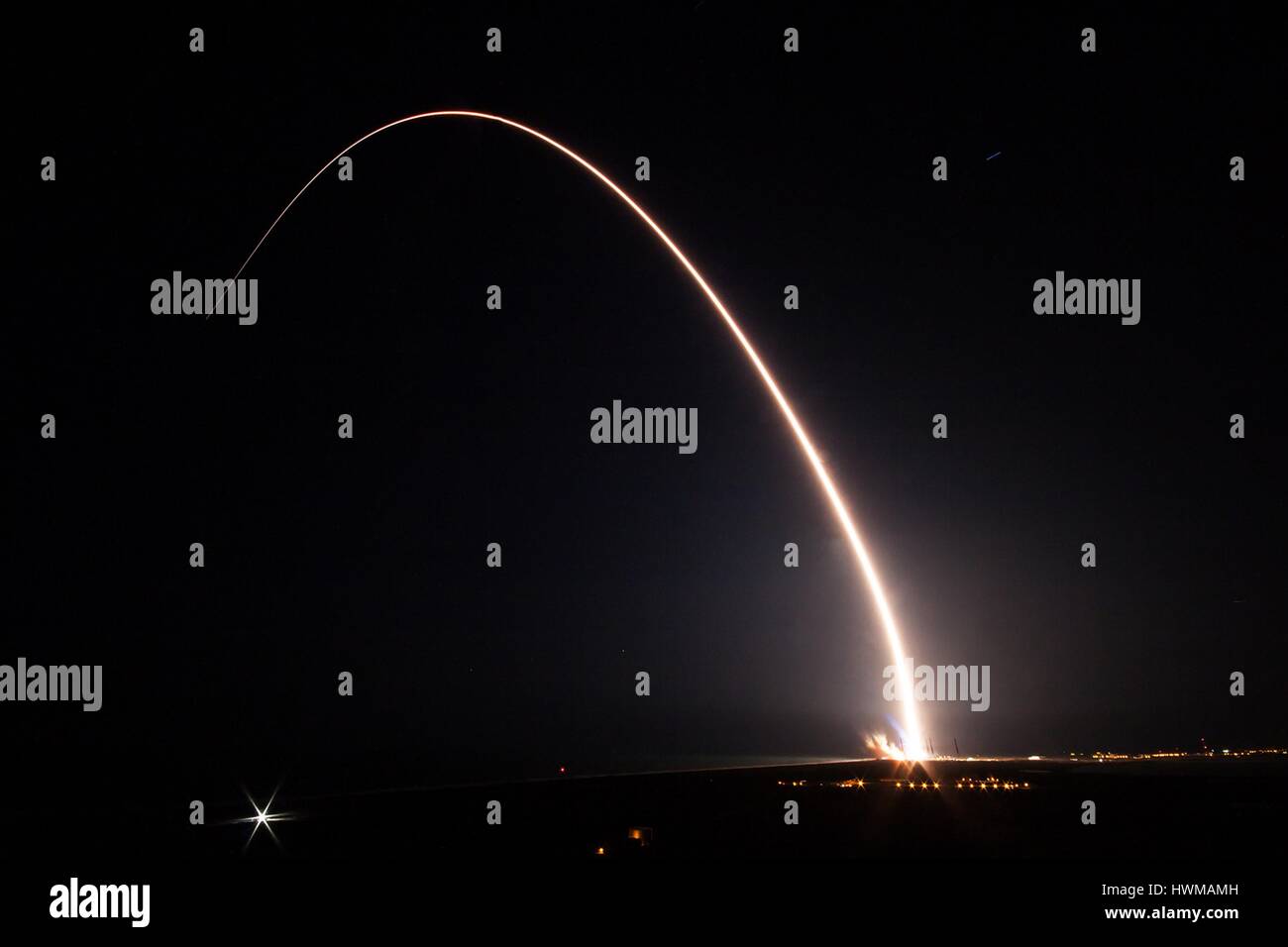 L'Alliance Lancement fusée Delta IV portant le neuvième satellite de communication à large bande par satellite mondial rayures verticales sur le ciel de nuit à la suite d'un lancement de nuit à Cap Canaveral Air Force Station, 18 mars 2017 à Cap Canaveral, en Floride. Cette mission est le 35ème lancement de la Delta IV depuis son premier lancement en 2002. Banque D'Images
