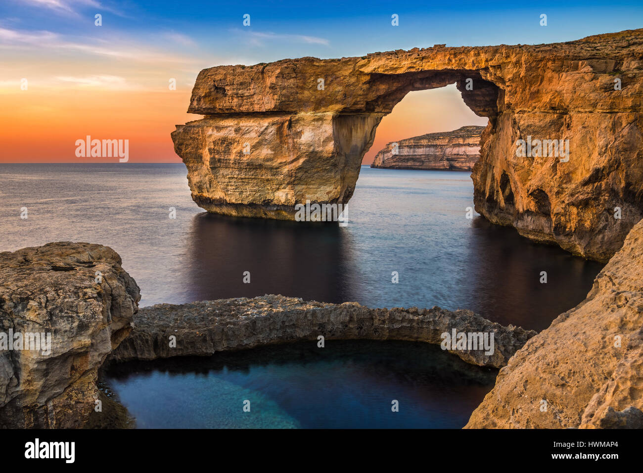Gozo, Malte - La belle fenêtre d'Azur, une arche naturelle et célèbre sur l'île de Gozo au coucher du soleil Banque D'Images
