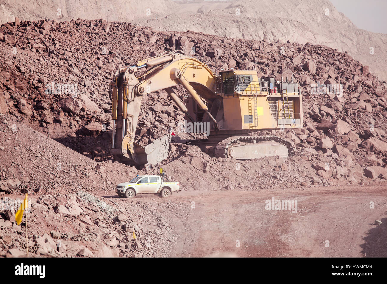 Grande pelle chargement de minerai de cuivre près de camionnette Banque D'Images