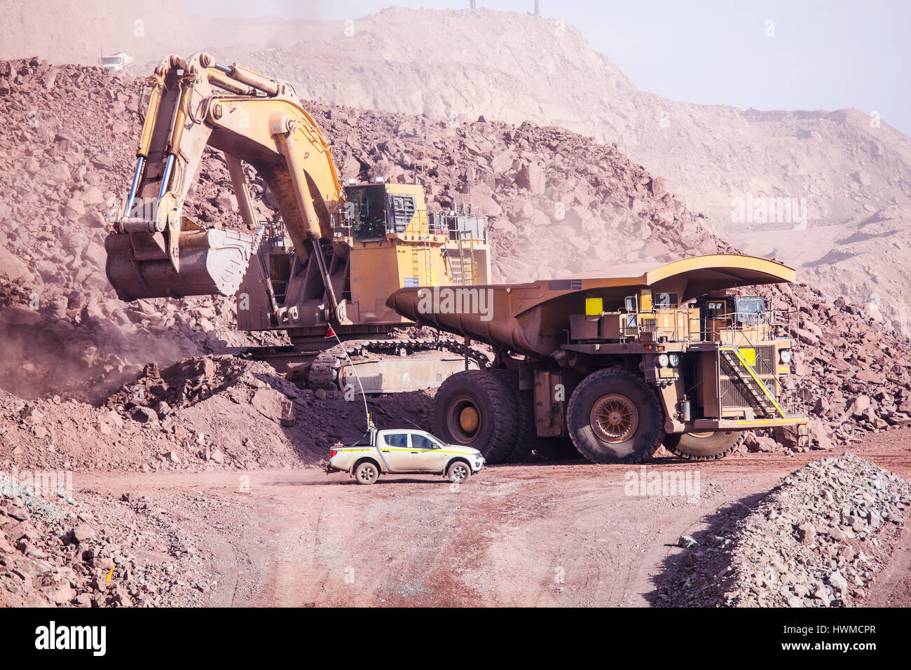 Grande pelle chargement de minerai de cuivre près de camionnette Banque D'Images