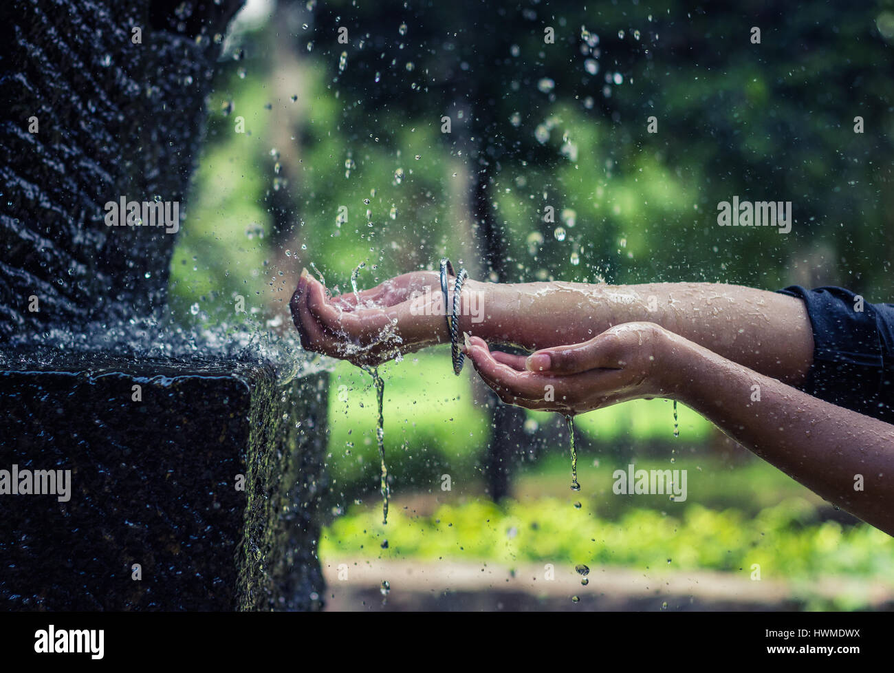 Joie De La Pluie Une Fille Jouit De La Premiere Pluie De Mousson A New Delhi En Inde Photo Stock Alamy