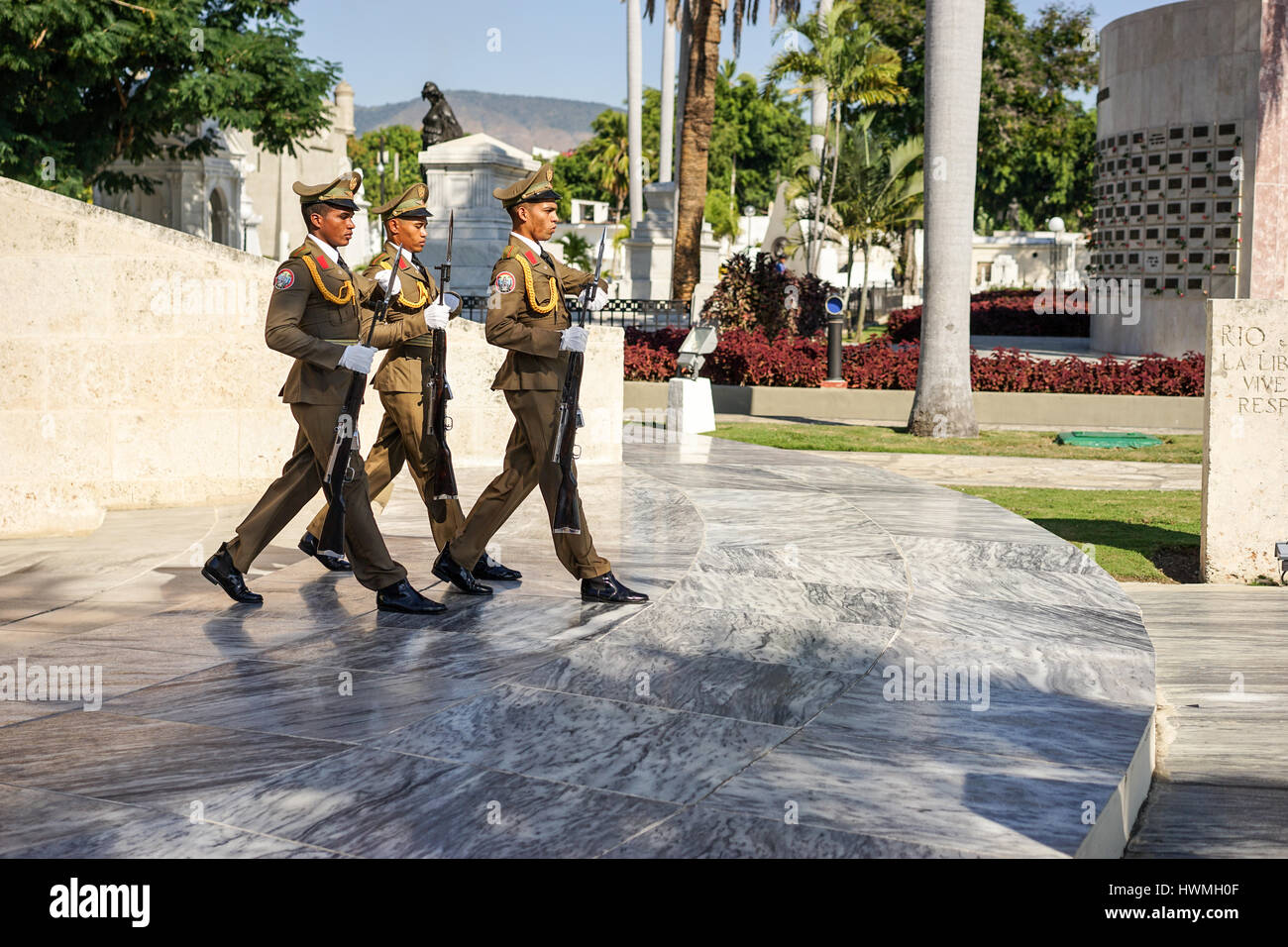 Santiago de Cuba, Cuba - 10 janvier 2016 : La garde du montage ou du changement de la garde au mausolée de Jose Marti dans le cimetière de Santa Ifigenia in Sa Banque D'Images