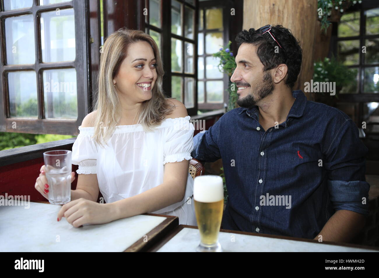 Couple brésilien dans un restaurant de Rio Banque D'Images