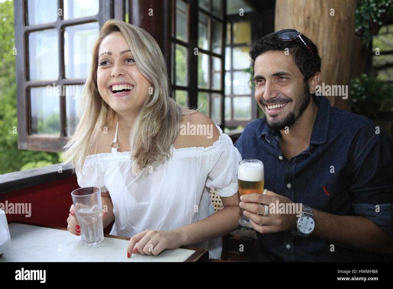 Couple brésilien dans un restaurant de Rio Banque D'Images