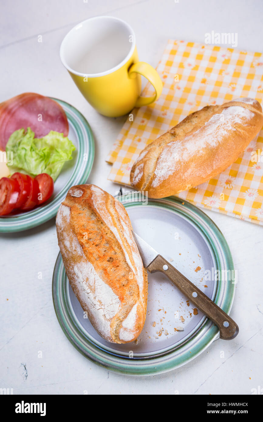 La plaque avec des petits pains et Coffee cup Banque D'Images